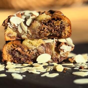 Parce que janvier mérite mieux que la galette… 😌

Je te présente mon cookie éphémère du mois :
Un délicieux coeur fondant à la frangipane & des chunks de chocolat au lait pour la gourmandise max. 🍪
Promis, il fait du bien au moral !  
Alors tu craques ou pas ? 

——
🍪 www.blondiyscook.com 
🍪 Fabrication artisanale de cookies pour particuliers & pros
🍪 Livraison dans toute la France ! 

#cookies #frangipane #cookiesfrangipane #epiphanie #livraisoncookies