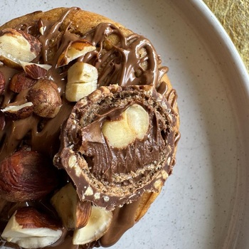 Petit rappel au cas où…
Le cookie Ferrero Rocher est toujours là. 🤎

Fondant, ultra gourmand, et clairement pas fait pour être raisonnable. 🤩

Décembre sans lui, ce serait quand même dommage. Profites-en vite avant qu’il ne disparaisse de la carte à la fin du mois. 😢

Commande directement sur mon site. Lien en bio 🔗

——
🍪 www.blondiyscook.com 
🍪 Fabrication artisanale de cookies pour particuliers & pros
🍪 Livraison dans toute la France ! 

#cookies #livraisoncookies #dessertdenoel #gourmandise #paris #lyon #marseille #fyp
