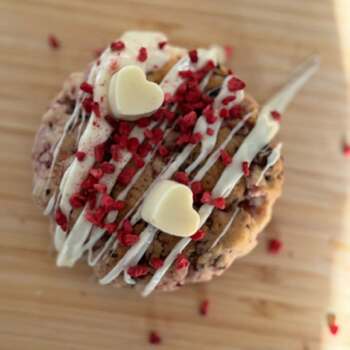 💥🍪 ATTENTION : COOKIE COUP DE FOUDRE 🍪💥
🤍 Chocolat blanc ultra fondant
❤️ Framboise intense et acidulée
🤍 Pluie de petits cœurs en chocolat blanc

Un cookie généreux, réconfortant et complètement addictif…
Celui qu’on goûte une fois et qu’on veut tout le mois 😍
👉 Disponible en :
✨ normal
✨ mini
❤️ cœur à partager (ou pas 👀) – spécial Saint-Valentin

⚠️ Édition limitée – février seulement

📩 Commandes ouvertes | Quantités limitées

#BlondiysCook #CookieDeFévrier #CookieLove #SaintValentin2026 #Gourmandise ChocolatBlancFramboise 💘🍪